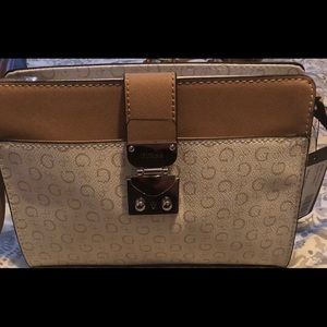 White and tan Guess handbag with a strap